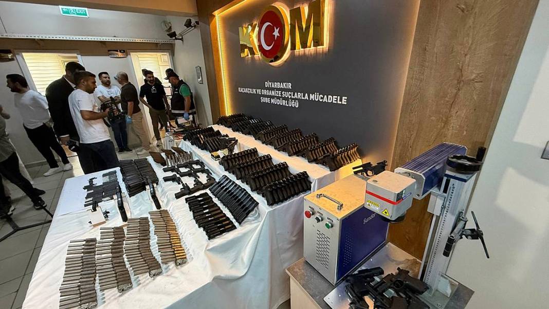 Oyuncak dükkanının alt katına inen polisin ağzı açık kaldı! Şehrin göbeğinde üretim atölyesi kurmuşlar 20